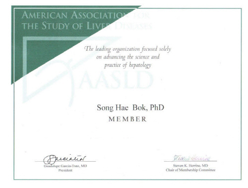 Dr Bok jest członkiem Amerykańskiego Stowarzyszenia Badań nad Chorobami Wątroby 2012
